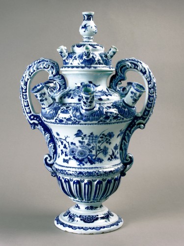 Bloemhouder met blauwwit decor van Chinese motieven